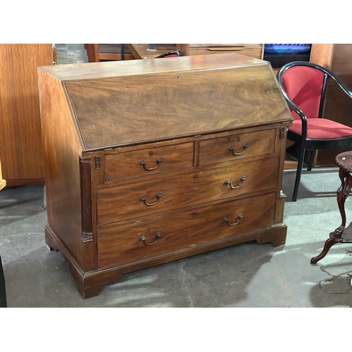 98 - A large George III mahogany bureau. C.1780, late 18th century. 122x62x103cm.