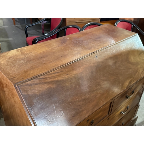 98 - A large George III mahogany bureau. C.1780, late 18th century. 122x62x103cm.