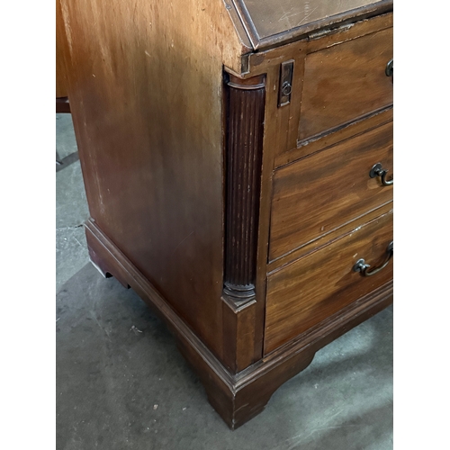98 - A large George III mahogany bureau. C.1780, late 18th century. 122x62x103cm.