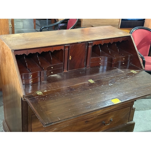 98 - A large George III mahogany bureau. C.1780, late 18th century. 122x62x103cm.