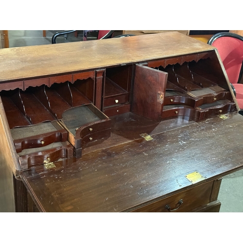 98 - A large George III mahogany bureau. C.1780, late 18th century. 122x62x103cm.