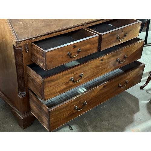98 - A large George III mahogany bureau. C.1780, late 18th century. 122x62x103cm.