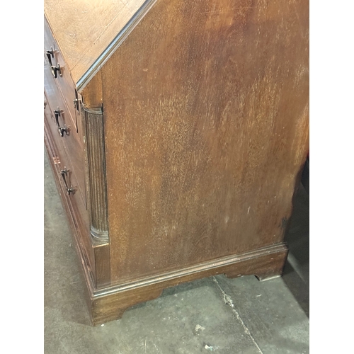 98 - A large George III mahogany bureau. C.1780, late 18th century. 122x62x103cm.