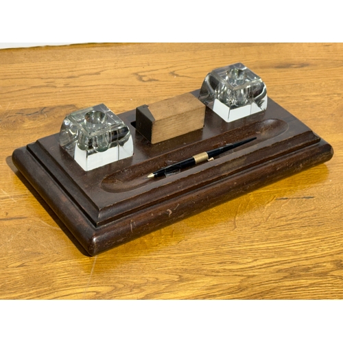 101 - An oak desktop inkstand. C.1900-1920. 35x19cm.