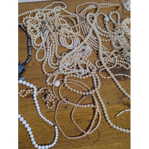 169 - Quantity of vintage faux pearls