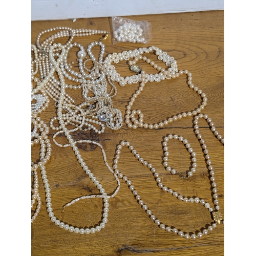 169 - Quantity of vintage faux pearls