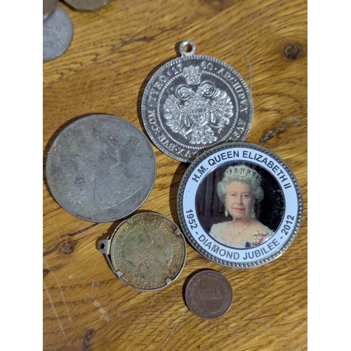 172 - Quantity of British and foreign coins