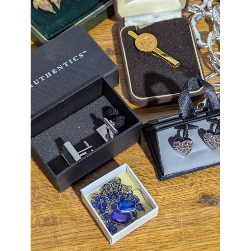 173 - Quantity of costume jewellery