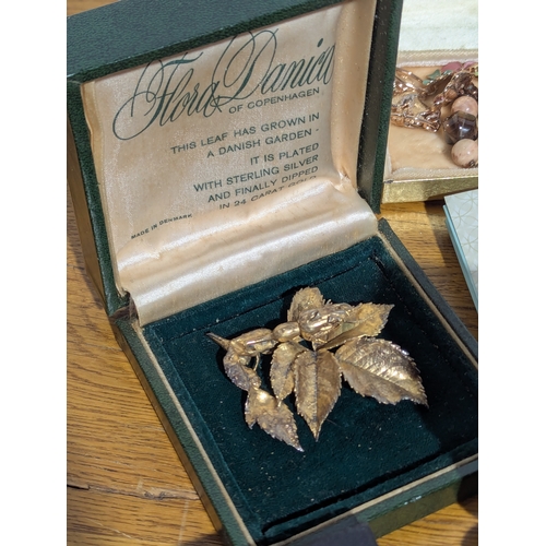 173 - Quantity of costume jewellery