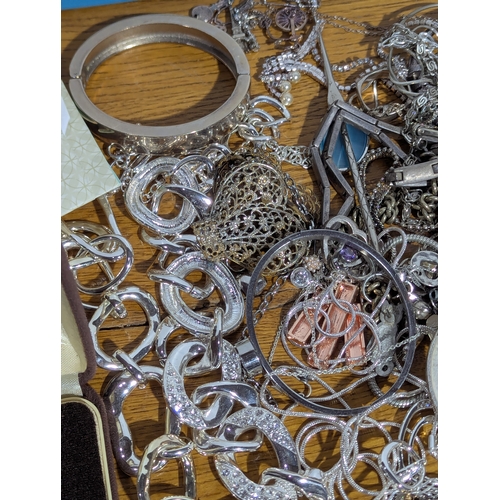 173 - Quantity of costume jewellery
