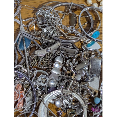 173 - Quantity of costume jewellery