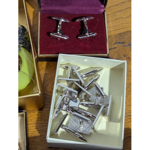 173 - Quantity of costume jewellery