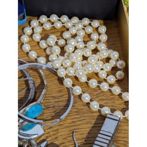 173 - Quantity of costume jewellery