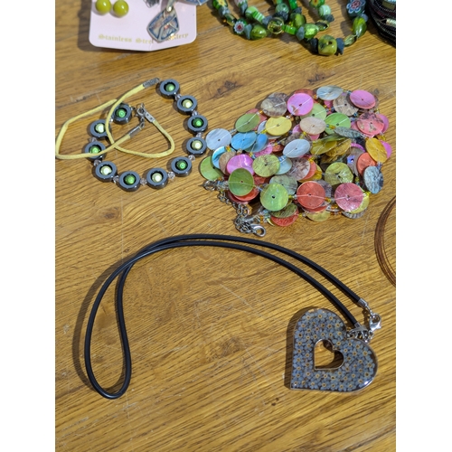 174 - Quantity of costume jewellery