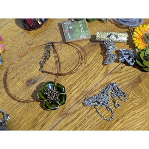 174 - Quantity of costume jewellery