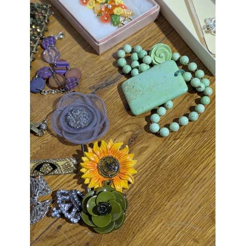 174 - Quantity of costume jewellery