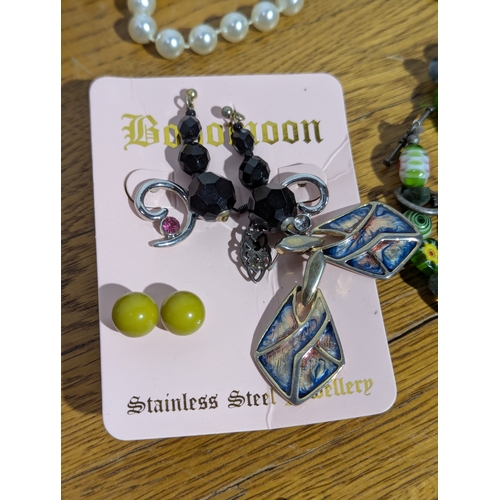 174 - Quantity of costume jewellery