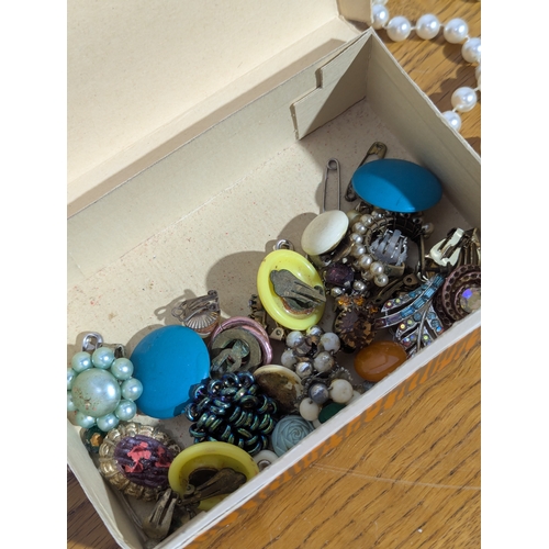 174 - Quantity of costume jewellery