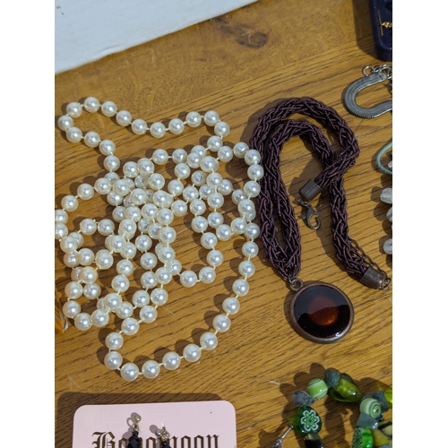 174 - Quantity of costume jewellery