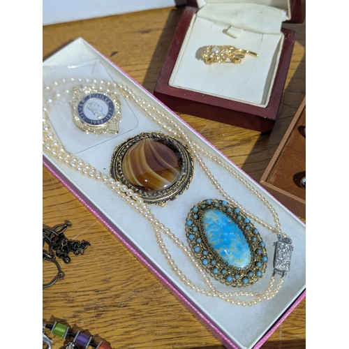 174 - Quantity of costume jewellery
