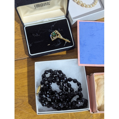 175 - Quantity of costume jewellery