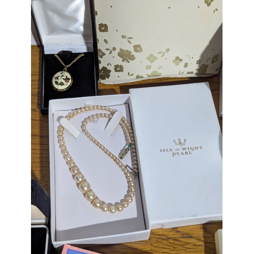 175 - Quantity of costume jewellery