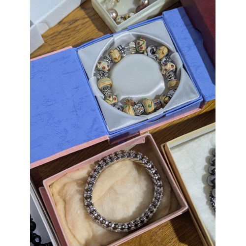 175 - Quantity of costume jewellery