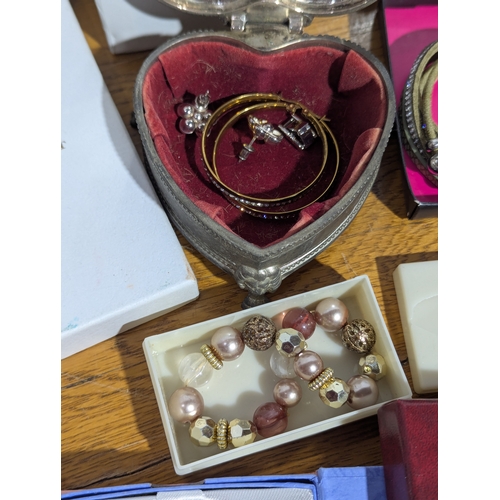 175 - Quantity of costume jewellery
