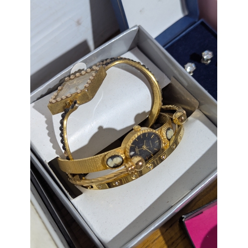 175 - Quantity of costume jewellery