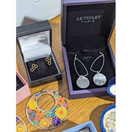 175 - Quantity of costume jewellery