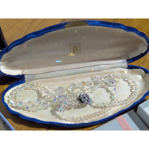 175 - Quantity of costume jewellery