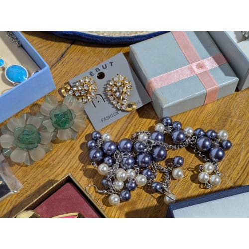 175 - Quantity of costume jewellery