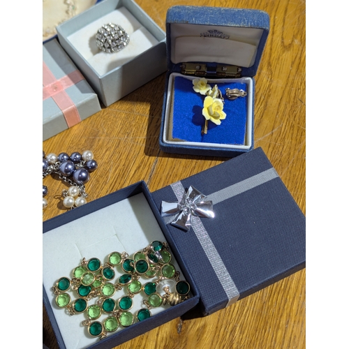 175 - Quantity of costume jewellery