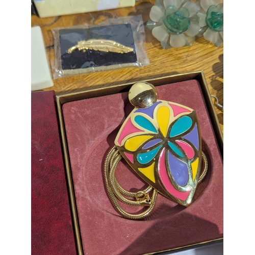 175 - Quantity of costume jewellery