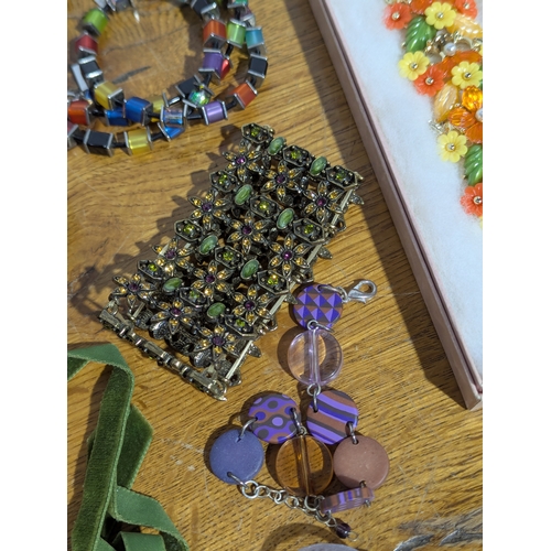 176 - Quantity of costume jewellery
