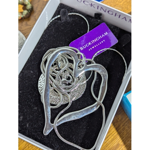 176 - Quantity of costume jewellery