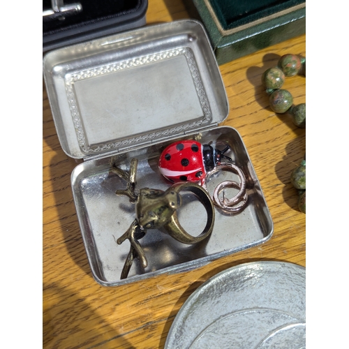 176 - Quantity of costume jewellery