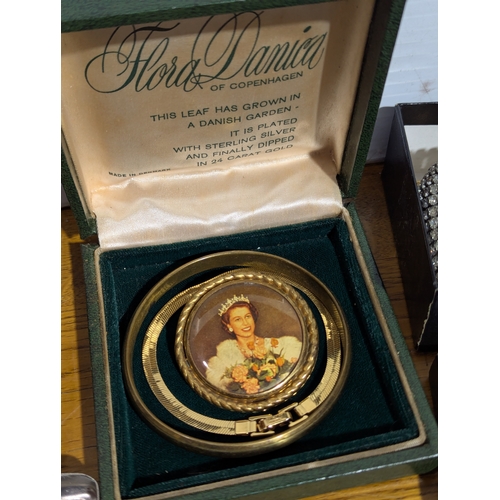 176 - Quantity of costume jewellery