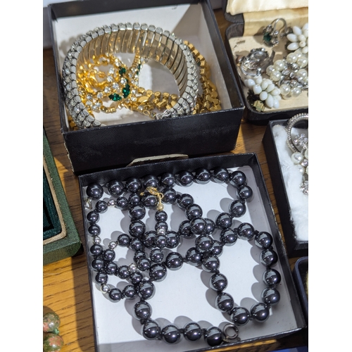 176 - Quantity of costume jewellery