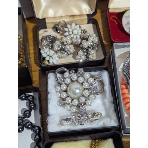 176 - Quantity of costume jewellery