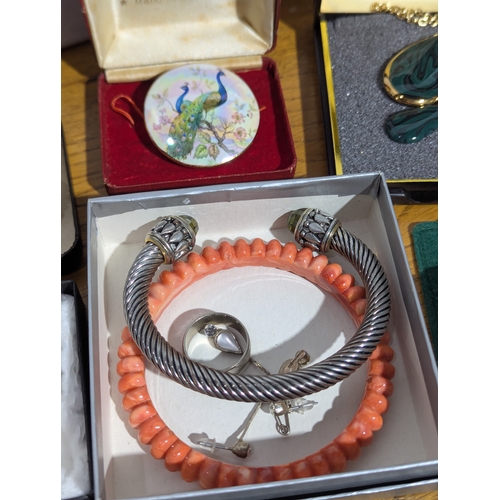 176 - Quantity of costume jewellery