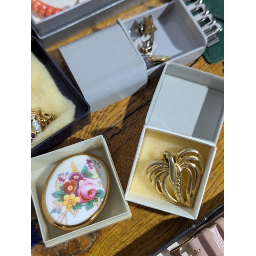 176 - Quantity of costume jewellery