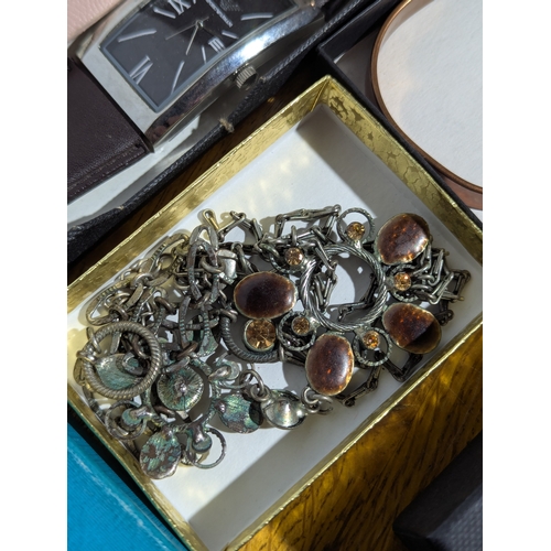 176 - Quantity of costume jewellery