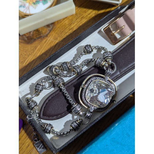 176 - Quantity of costume jewellery