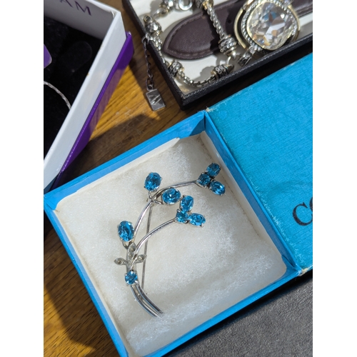176 - Quantity of costume jewellery