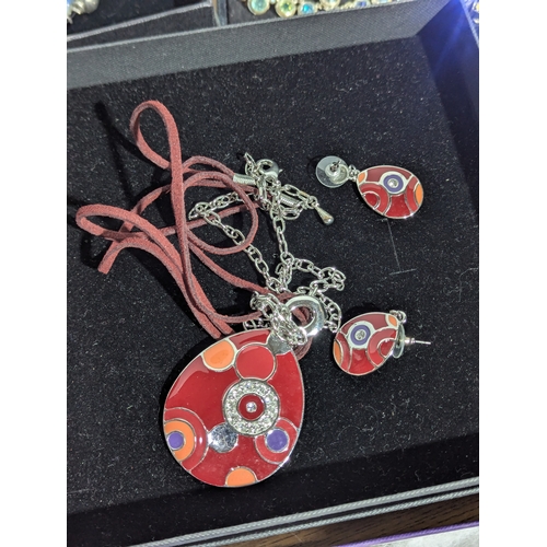 177 - Quantity of costume jewellery