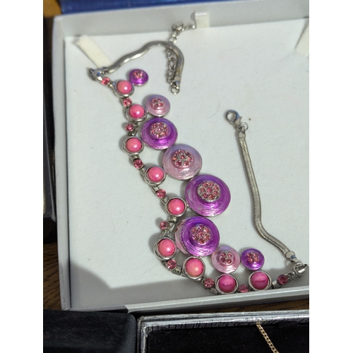 177 - Quantity of costume jewellery