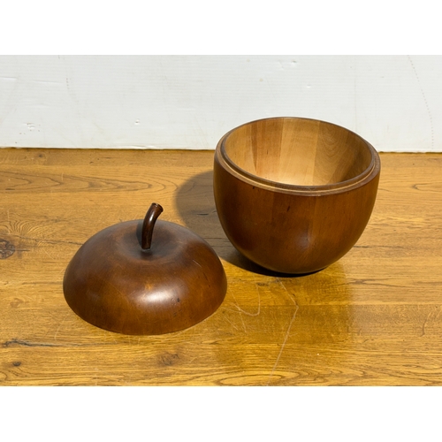 401 - A large apple form jar. 20x25cm.