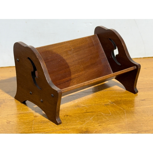 402 - A vintage mahogany bookstand. 33.5x20x18cm.
