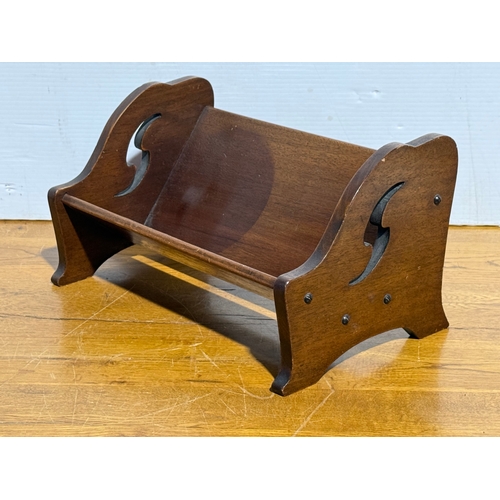 402 - A vintage mahogany bookstand. 33.5x20x18cm.